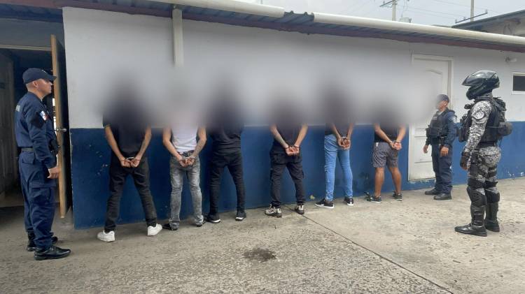 Sujetos presuntamente vinculados a un grupo delictivo fueron aprehendidos tras intentar esconderse en un apartamento.