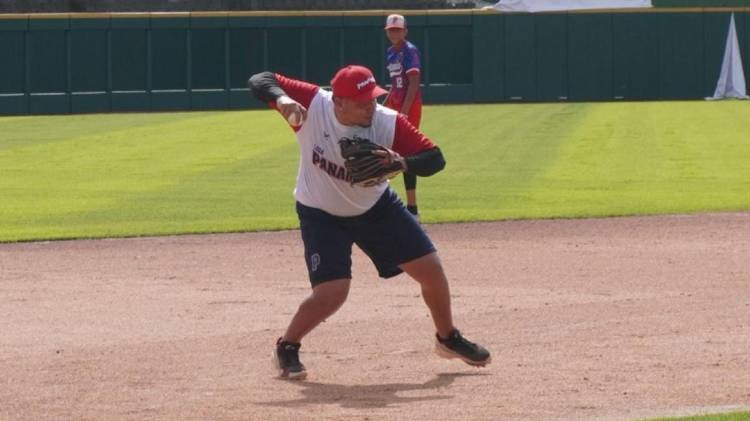 Keith Hernández entrenando en el estadio Mariano Rivera.