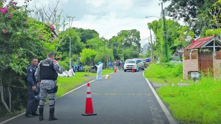 Lo acribillan y dejan frente a restaurante en Juan Díaz
