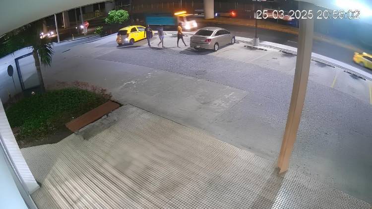 Las cámaras de seguridad del centro comercial captaron el incidente ocurrido el 25 de marzo.
