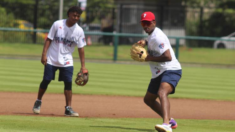 Ryan Burrowes y Héctor Rayo trabajando en el cuadro interior.