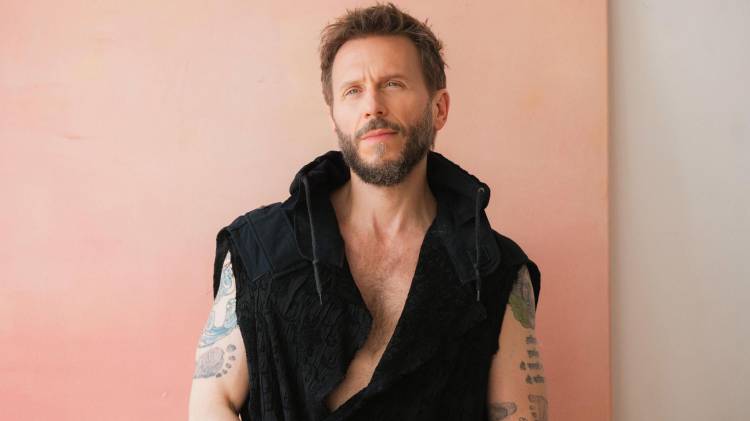 Fotografía promocional cedida por Dynamo Productions donde aparece el cantautor mexicano-argentino Noel Schajris, ganador del Latin Grammy. EFE/Dynamo Productions