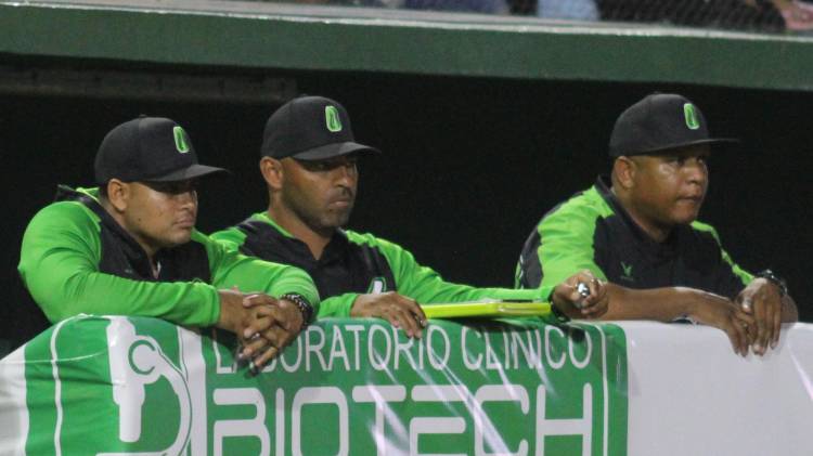 Dimas Ponces (i), junto a Hernán Montero (c) y Rolando Paz (d).