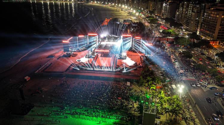 Fotografía aérea que muestra los preparativos del escenario para el concierto de la artista estadounidense Madonna en Río de Janeiro (Brasil). Cientos de miles de admiradores de Madonna se tomaron Río de Janeiro para el concierto gratuito que la cantante estadounidense ofrecerá el sábado en la playa de Copacabana. EFE/ Antonio Lacerda