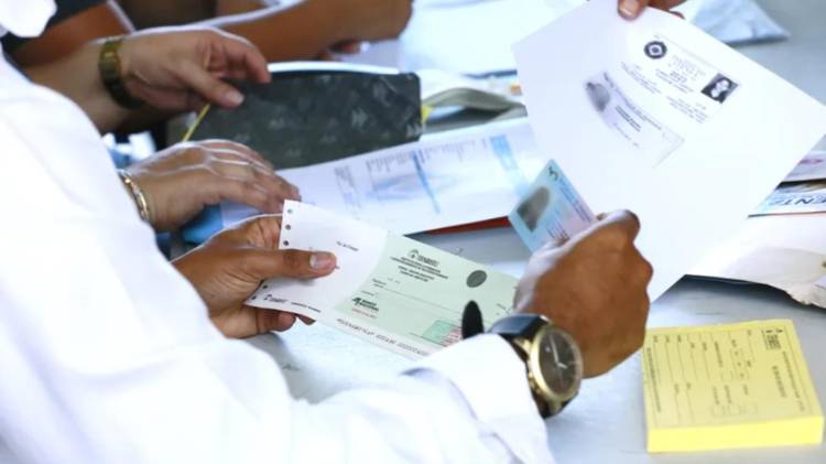 Si el acudiente o representante legal no puede asistir al centro de pago, podrá autorizar a otra persona.