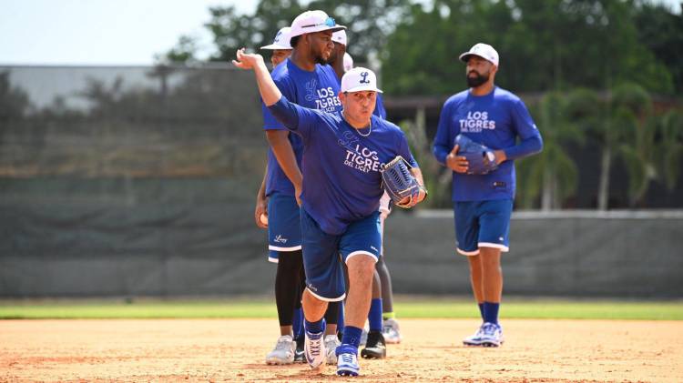 El derecho lanza por primera vez con los Tigres del Licey.