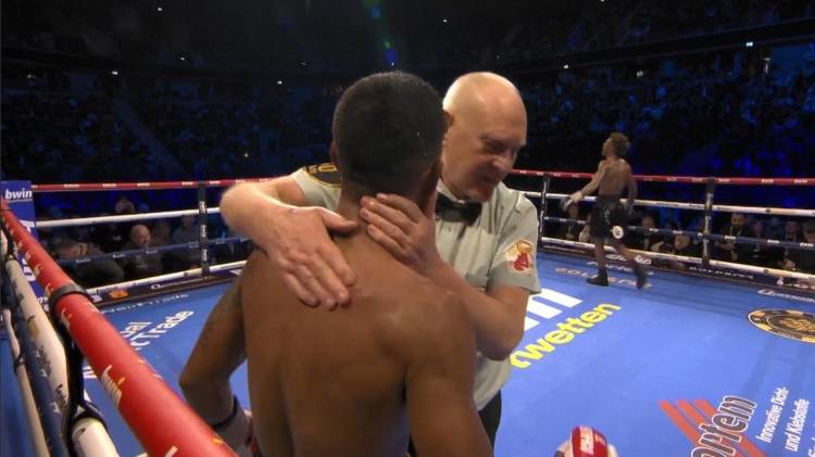 El árbitro intervino y decretó el nocaut técnico cuando el panameño Ricardo Núñez aún se mantenía de pie.