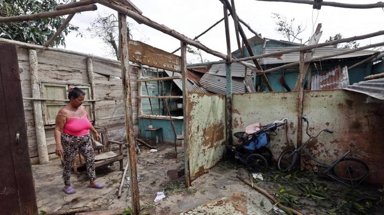 Una mujer observa su vivienda destrozada en la provincia de Artemisa (Cuba). EFE/ Ernesto Mastrascusa