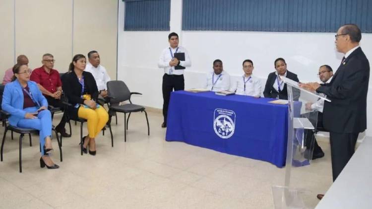 Funcionarios y exfuncionarios del IMELCF recibieron cheques de vigencia expirada en acto oficial que marca el inicio del saneamiento de una deuda acumulada desde 2006.