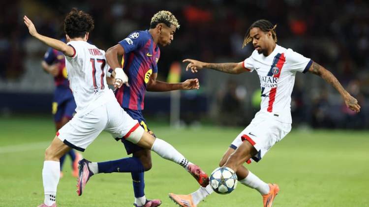 Lamine Yamal, del Barcelona, escapa de la marca del portugués Vitinha y el francés Bradley Barcola, del PSG.