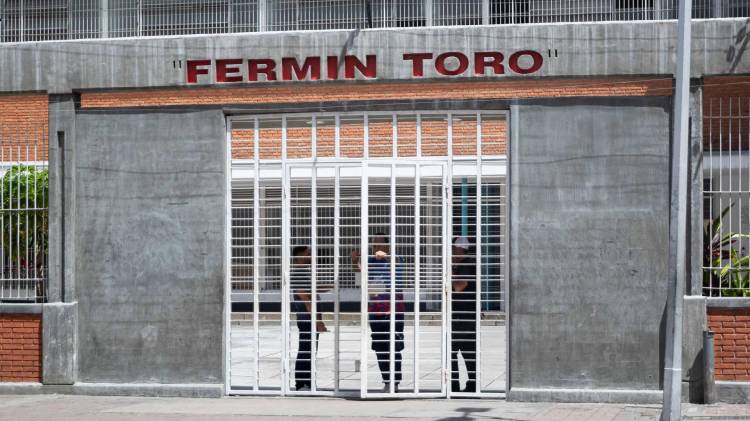 Fotografía de archivo que muestra la entrada del Liceo Fermín Toro, en Caracas (Venezuela). EFE/ Ronald Peña R.