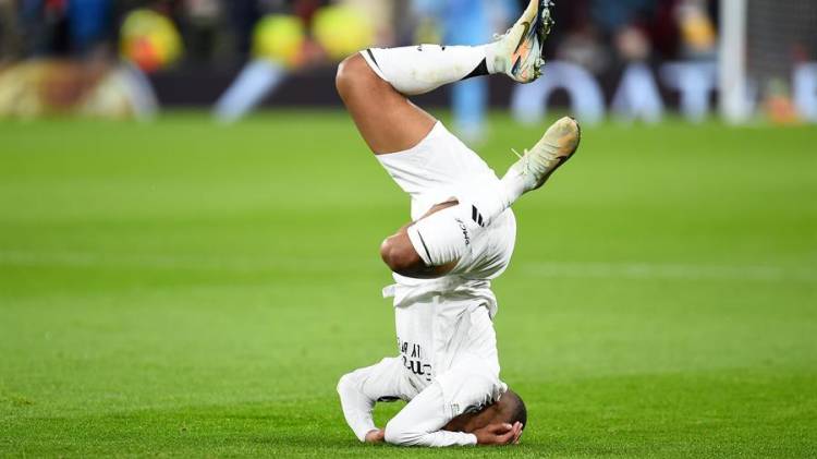 El jugador del Real Madrid Kylian Mbappe cae sobre el terreno de juego durante el partido de la quinta jornada de la UEFA Champions League entre Liverpool y Real Madrid en Liverpool, Reino Unido.