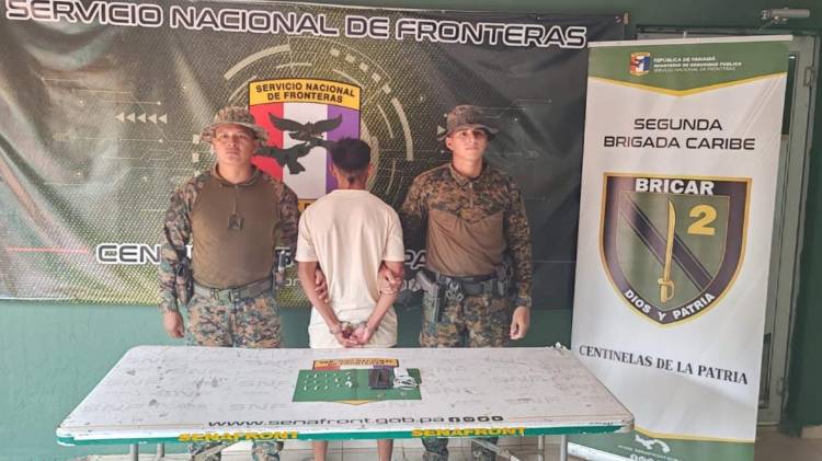 Unidades de seguridad capturaron a un ciudadano en la comunidad de San Ignacio de Tupile, Guna Yala, por su presunta vinculación a la venta de sustancia ilícita.