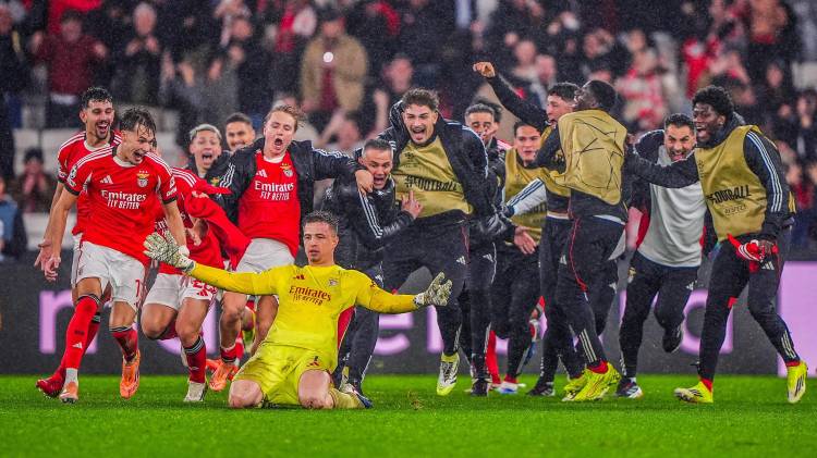 Todo el Benfica saltó a celebrar con su portero el épico gol en el último instante, que los clasifica.