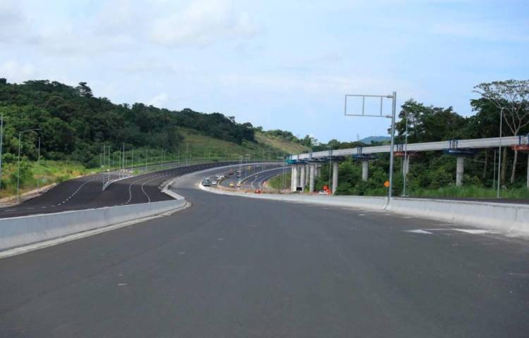 Este proyecto es de ocho carriles, distribuidos en cuatro carriles hacia Panamá Oeste y otros cuatro en dirección a la ciudad capital.