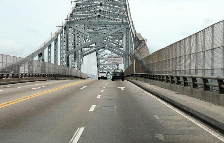 La vía del Puente de las América está deteriorada en ambos sentidos.
