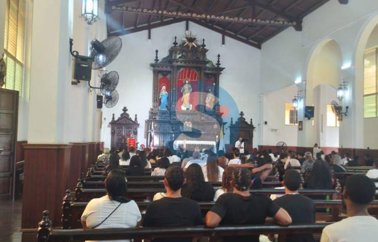 Familiares y amigos en la iglesia Cristo Rey en Calidonia.