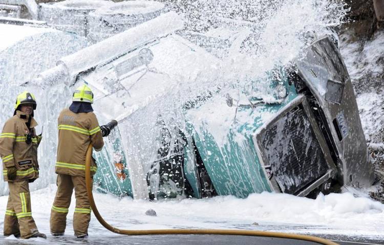 En la imagen de archivo, bomberos rocían con espuma un camión cisterna cargado con gasolina tras sufrir un accidente en la Autopista Calder en Keilor East, en el noroeste de Melbourne, Australia.