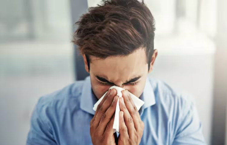 El origen de decir “salud” cuando alguien estornuda