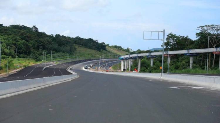 Este proyecto es de ocho carriles, distribuidos en cuatro carriles hacia Panamá Oeste y otros cuatro en dirección a la ciudad capital.