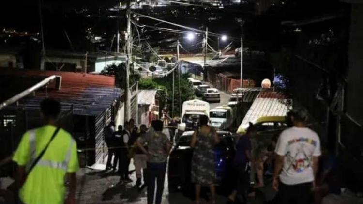 La vereda del sector 8 de la barriada 9 de Enero fue acordonada por la Policía tras el asesinato del joven futbolista.