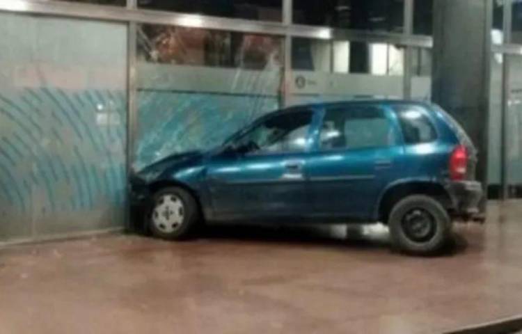 Insólito: Le negaron un préstamo y chocó su auto contra el banco