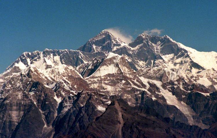 Fotografía de archivo de la cordillera Himalaya y el Monte Everest, la montaña más alta de la Tierra (c) vista desde un avión en Nepal. EFE/Martin Athenstaedt