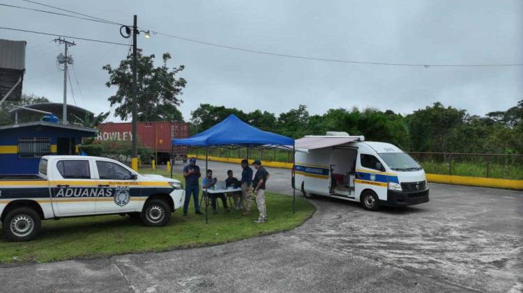 Inspectores de Aduanas durante las labores de verificación en el puesto fronterizo de Guabito, Bocas del Toro.