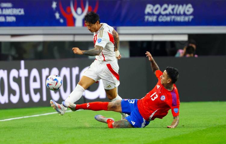 El centrocampista chileno Erick Pulgar (d) fue registrado este viernes, 21 de junio, al intentar impedir el avance del atacante peruano Gianluca Lapadula (i), durante un partido de la primera jornada del grupo A de la Copa América, en el estadio AT&amp;T de Arlington (Texas, EE.UU.). EFE/Kevin Jairaj