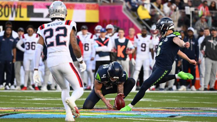 El pateador de los Seattle Seahawks, Jason Myers, patea un gol de campo durante el Super Bowl LX entre los New England Patriots y los Seattle Seahawks en el Levi’s Stadium de Santa Clara, California, el 8 de febrero de 2026.