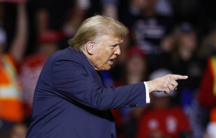 El candidato presidencial republicano Donald J. Trump habla durante un evento de campaña en el foro Fiserv en Milwaukee, Wisconsin, EE. UU., el 1 de noviembre de 2024. EFE/EPA/Jeffrey Phelps