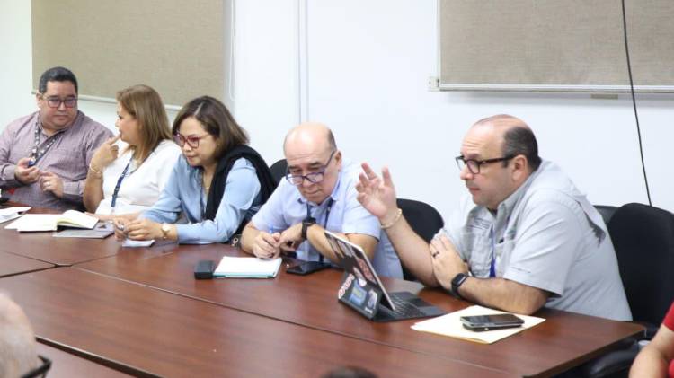 Reunión de entes de salud y el defensor.