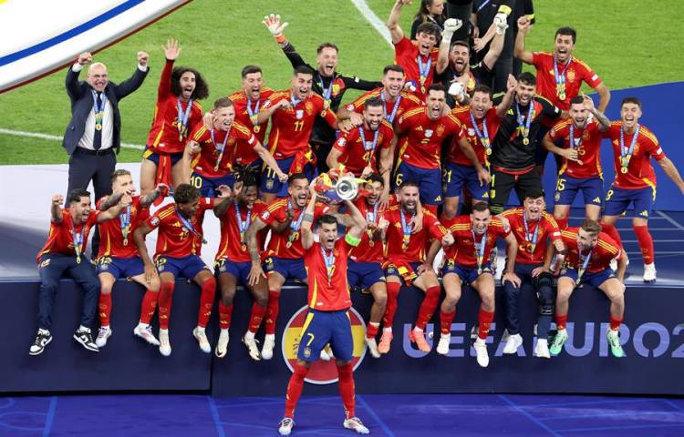 El capitán de España, Álvaro Morata , levanta el trofeo de Campeón de la Eurocopa 2024, en Berlín, Alemania.