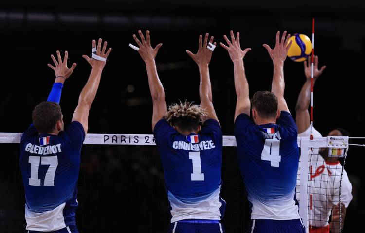 Trevor Clevenot, Barthelemy Chinenyeze y Jean Patry, de Francia, tratan de bloquear el disparo de Wilfredo León, de Polonia, durante la final de voleibol de los Juegos Olímpicos de París 2024. EFE/EPA/RITCHIE B. TONGO