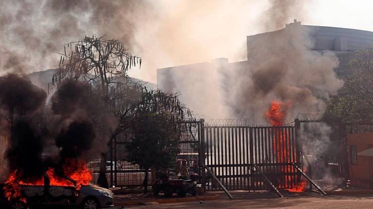 Vehículos incendiados en el interior del Palacio de Justicia durante la protesta estudiantil.