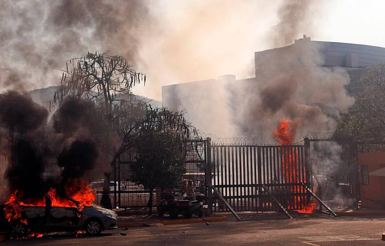 Vehículos incendiados en el interior del Palacio de Justicia durante la protesta estudiantil.