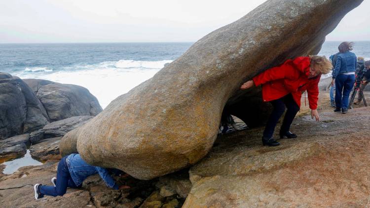 De la ‘Pedra dos Cadrís’, la de los riñones, se cree que sana ese órgano y cura el dolor de espalda, pero para ello es necesario pasar nueve veces por debajo y no todos están dispuestos a tal sacrificio.