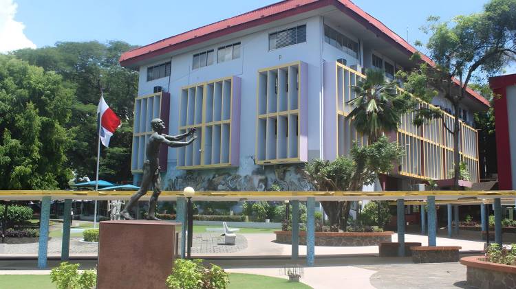 Fachada principal de la Universidad de Panamá, donde este lunes se suspendieron las labores en unidades afectadas por la falta de agua potable.