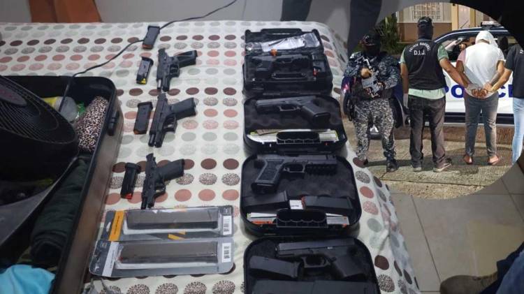 Autoridades exhiben parte del armamento y dinero decomisado en el allanamiento realizado en el corregimiento de 24 de Diciembre, donde se aprehendió a un hombre de nacionalidad panameña..