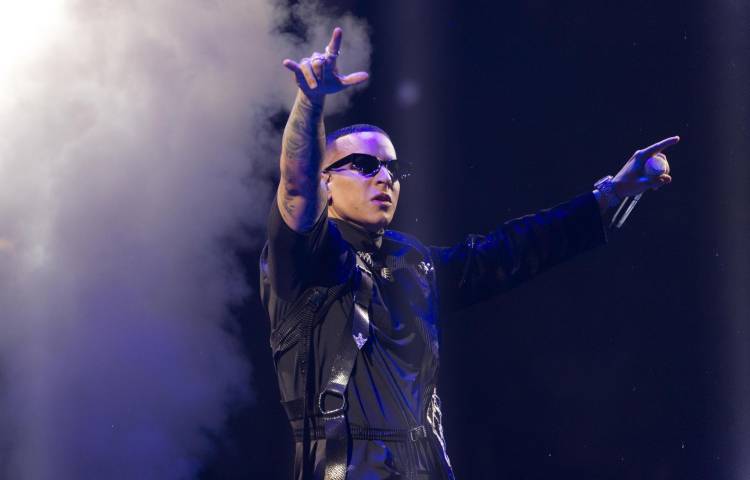 Fotografía de archivo del 11 de noviembre de 2023 del cantante Daddy Yankee en su concierto La Meta en el Coliseo Jose Miguel Agrelot en San Juan (Puerto Rico). EFE/Thais Llorca