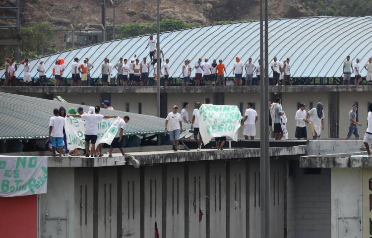 Fotografía de archivo del 14 de agosto de 2024 de un grupo de presos que protestan en la Cárcel Regional de Guayaquil, en Guayaquil (Ecuador).