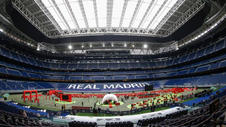 Roberto Carlos y Karanka dan la bienvenida al trofeo del Mundial en su visita al Bernabéu