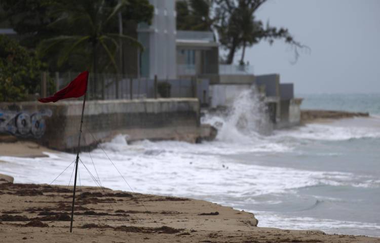 Una bandera muestra los fuertes vientos en la Playa de Ocean Park, en San Juan (Puerto Rico).