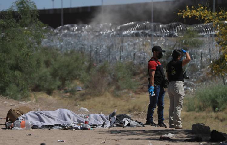 Muere migrante supuestamente tras ser golpeado por la Policía