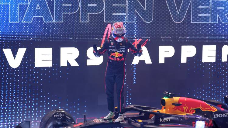 El piloto neerlandés de Red Bull Max Verstappen celebra el Gran Premio de Catar.