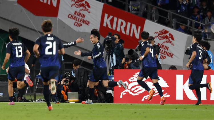 El japonés Ayase Ueda (C) celebra tras marcar el gol de la victoria contra Brasil durante el partido amistoso internacional disputado en Tokio, Japón.