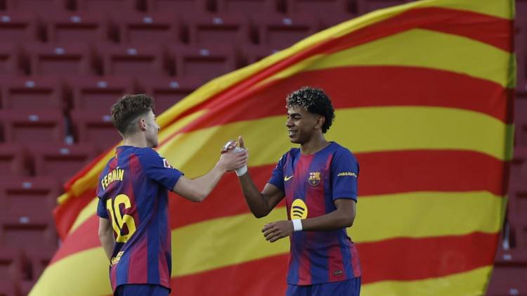 Fermín López (i) celebra con Lamine Yamal tras marcar el 3-0.