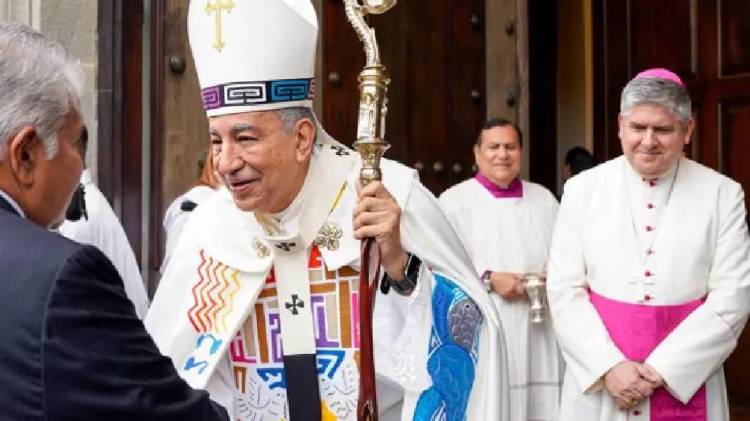 Ulloa saluda al presidente José Raúl Mulino al finalizar la homilía.