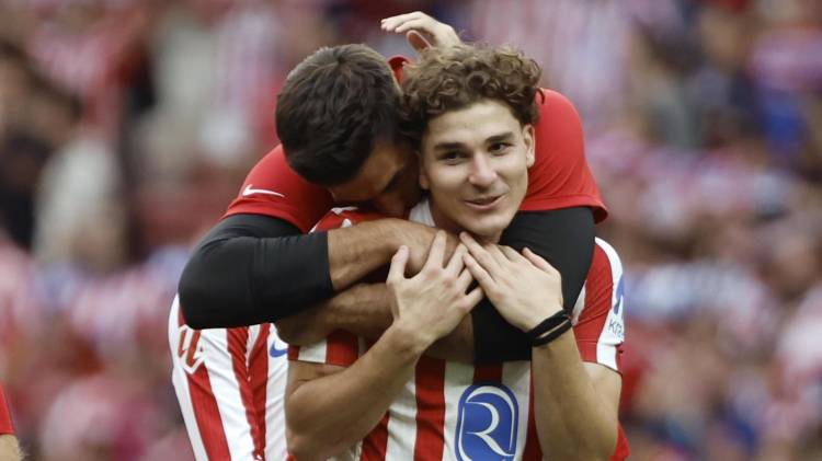 El delantero del Atlético de Madrid Julián Álvarez celebra durante el partido de LaLiga entre el Real Madrid y el Atlético de Madrid que se disputó en el estadio Riyadh Air Metropolitano este sábado.