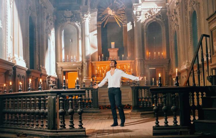 Fotografía sin fechar cortesía de Sony Music del cantante mexicano Carlos Rivera,posando durante una sesión fotográfica en la Ciudad de México (México).